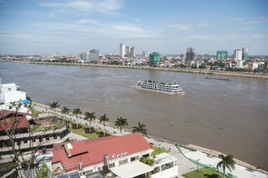 Kamboçya, Phnom Penh - 16 Aralık 2017: river Cruise Songkat Chrouy Changva, Sokha Hotel, Manzaralı Tonle Sap Nehri üzerinde 