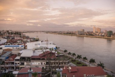 Sahil Sisowath Quay, phnom penh, Kamboçya, Tonle Sap Nehri yakınında kalbinde havadan görünümü