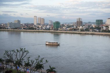 Kamboçya, Phnom Penh - 16 Aralık 2017: Tonle Sap nehirde gelecek turist Songkat Chrouy Changva ve motorlu gemi görüntülemek  