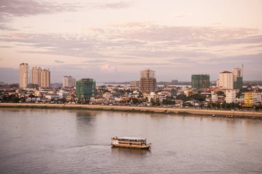 Kamboçya, Phnom Penh - 16 Aralık 2017: Tonle Sap nehirde gelecek turist Songkat Chrouy Changva ve motorlu gemi görüntülemek  