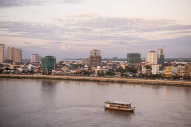 Kamboçya, Phnom Penh - 16 Aralık 2017: Tonle Sap nehirde gelecek turist Songkat Chrouy Changva ve motorlu gemi görüntülemek  