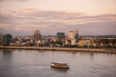 Kamboçya, Phnom Penh - 16 Aralık 2017: Tonle Sap nehirde gelecek turist Songkat Chrouy Changva ve motorlu gemi görüntülemek 