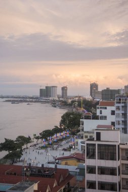 Sahil Sisowath Quay, phnom penh, Kamboçya, Tonle Sap Nehri yakınında kalbinde havadan görünümü