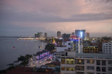 Sahil Sisowath Quay, phnom penh, Kamboçya, Tonle Sap Nehri yakınında kalbinde havadan görünümü