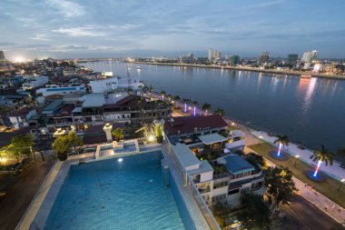 Sahil Sisowath Quay, phnom penh, Kamboçya, Tonle Sap Nehri yakınında kalbinde havadan görünümü
