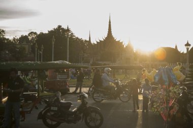 Kamboçya, Phnom Penh - 16 Aralık 2017: Rating Sisowath Quay adlı Tonle Sap nehir, Kraliyet Sarayı önünde 