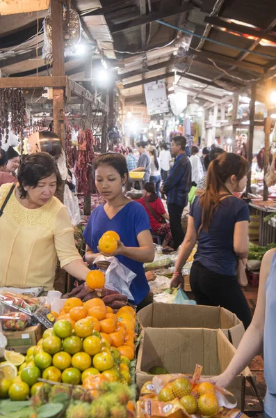 Phnom Penh Camboya Diciembre 2017 Personas Comprando Comida Asiática Mercado —  Fotos de Stock