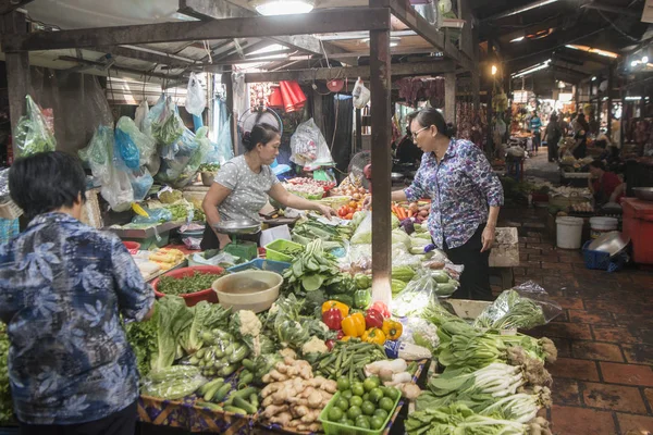 Phnom Penh Camboya Diciembre 2017 Personas Comprando Comida Asiática Mercado — Foto de Stock