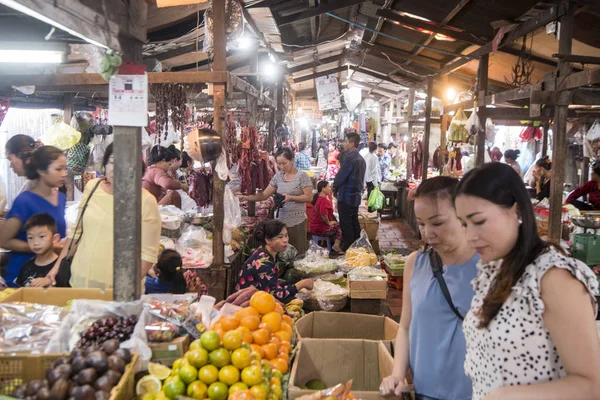 Phnom Penh, Kamboçya - 1 Aralık 2017: Rus pazarında Asya gıda alışveriş insanlar
