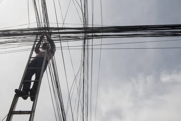 Cambodia Phnom Penh December 2017 Worker Power Lines — Stock Photo, Image