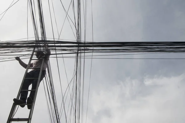 Cambodia Phnom Penh December 2017 Worker Power Lines — Stock Photo, Image