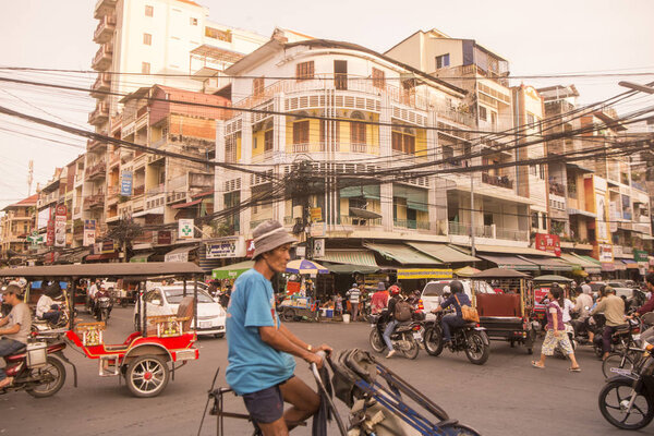 Камбоджа, Пномпень - 16 декабря 2017 года: люди на городской улице с оживленным движением
