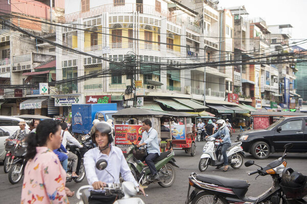 Пномпень, Камбоджа - Ноябрь, 2017: Уличная сцена людей на дороге в городе
 