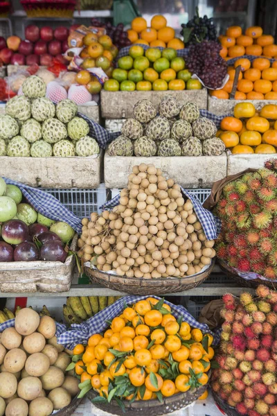 Variedade Balcão Mercado Frutas Alimentos Lado Mercado Noturno Cidade Phnom — Fotografia de Stock