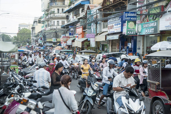 Камбоджа, Пномпень - 16 декабря 2017 года: люди на городской улице с оживленным движением

