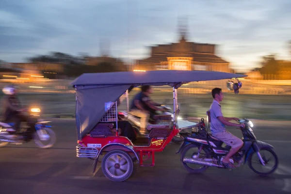 Kamboçya Phnom Penh Aralık 2017 Tuk Tuk Taksi Sisowath Quay — Stok fotoğraf