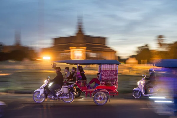 Kamboçya Phnom Penh Aralık 2017 Tuk Tuk Taksi Sisowath Quay — Stok fotoğraf