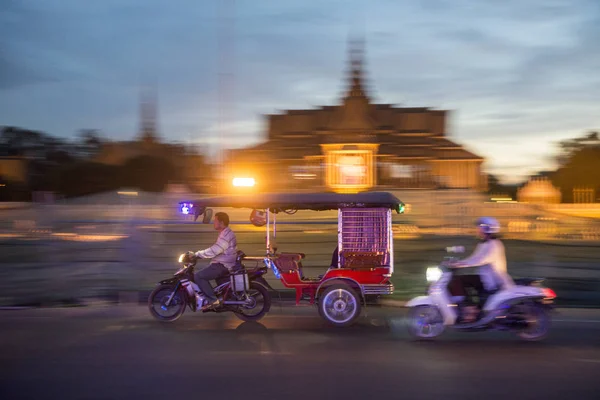 Kamboçya Phnom Penh Aralık 2017 Tuk Tuk Taksi Sisowath Quay — Stok fotoğraf