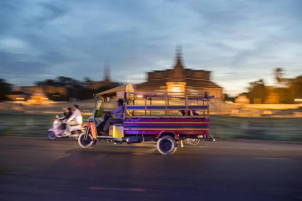 Kamboçya Phnom Penh Aralık 2017 Tuk Tuk Taksi Sisowath Quay — Stok fotoğraf