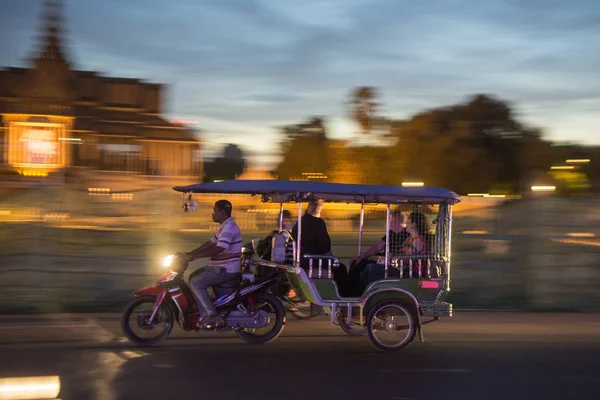 Kamboçya Phnom Penh Aralık 2017 Tuk Tuk Taksi Sisowath Quay — Stok fotoğraf