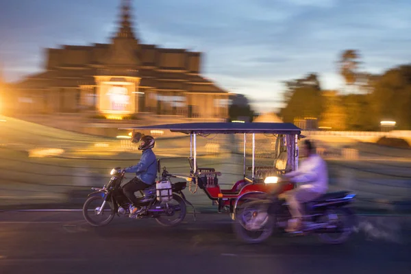 Καμπότζη Πνομ Πενχ Δεκεμβρίου 2017 Ταξί Tuk Tuk Μπροστά Από — Φωτογραφία Αρχείου