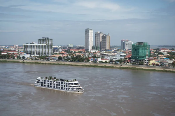 Kambodża Phnom Penh Grudnia 2017 River Cruise Widokiem Hotel Sokha — Zdjęcie stockowe