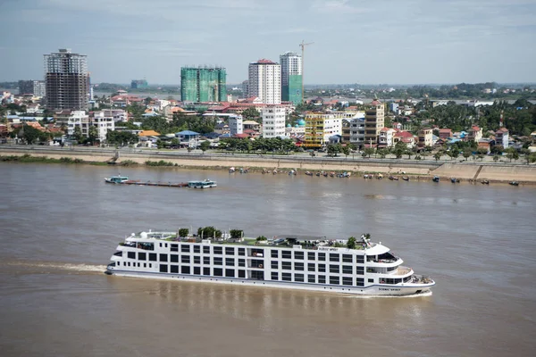 Kambodża Phnom Penh Grudnia 2017 River Cruise Widokiem Hotel Sokha — Zdjęcie stockowe