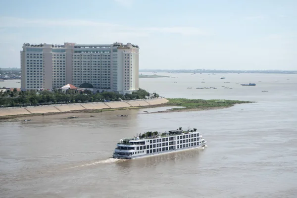 Kambodża Phnom Penh Grudnia 2017 River Cruise Widokiem Hotel Sokha — Zdjęcie stockowe