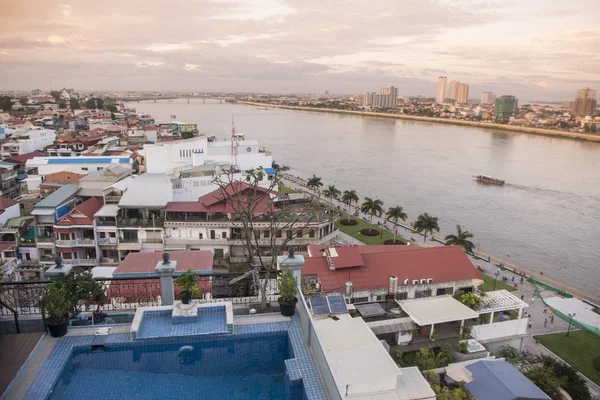 Sahil Sisowath Quay, phnom penh, Kamboçya, Tonle Sap Nehri yakınında kalbinde havadan görünümü