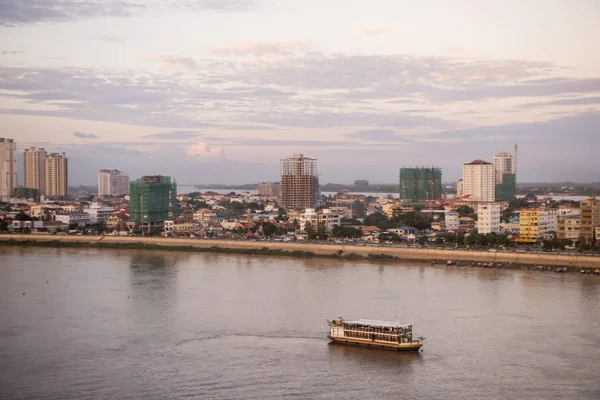 Kamboçya, Phnom Penh - 16 Aralık 2017: Tonle Sap nehirde gelecek turist Songkat Chrouy Changva ve motorlu gemi görüntülemek  