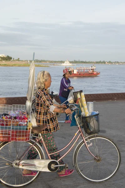 Cambodia Phnom Penh December 2017 Mensen Aan Waterkant Van Tonle — Stockfoto