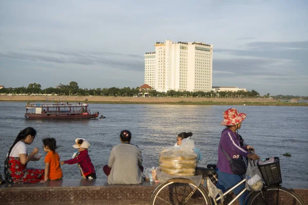 Phnom Penh Kambodża Listopada 2017 Ludzie Siedzący Przy Promenadzie Rzeki — Zdjęcie stockowe