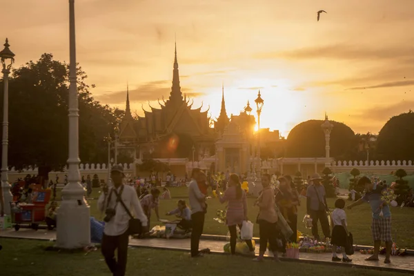 Kamboçya, Phnom Penh - 16 Aralık 2017: insanlar Sisowath Quay adlı Tonle Sap nehir, Kraliyet Sarayı önünde rahatlatıcı 