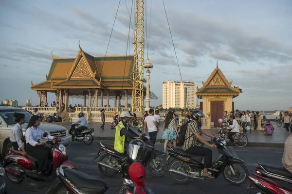 Cambodia Phnom Penh December 2017 Traffic Preah Ang Dorngkeu Shrine — Stock Photo, Image