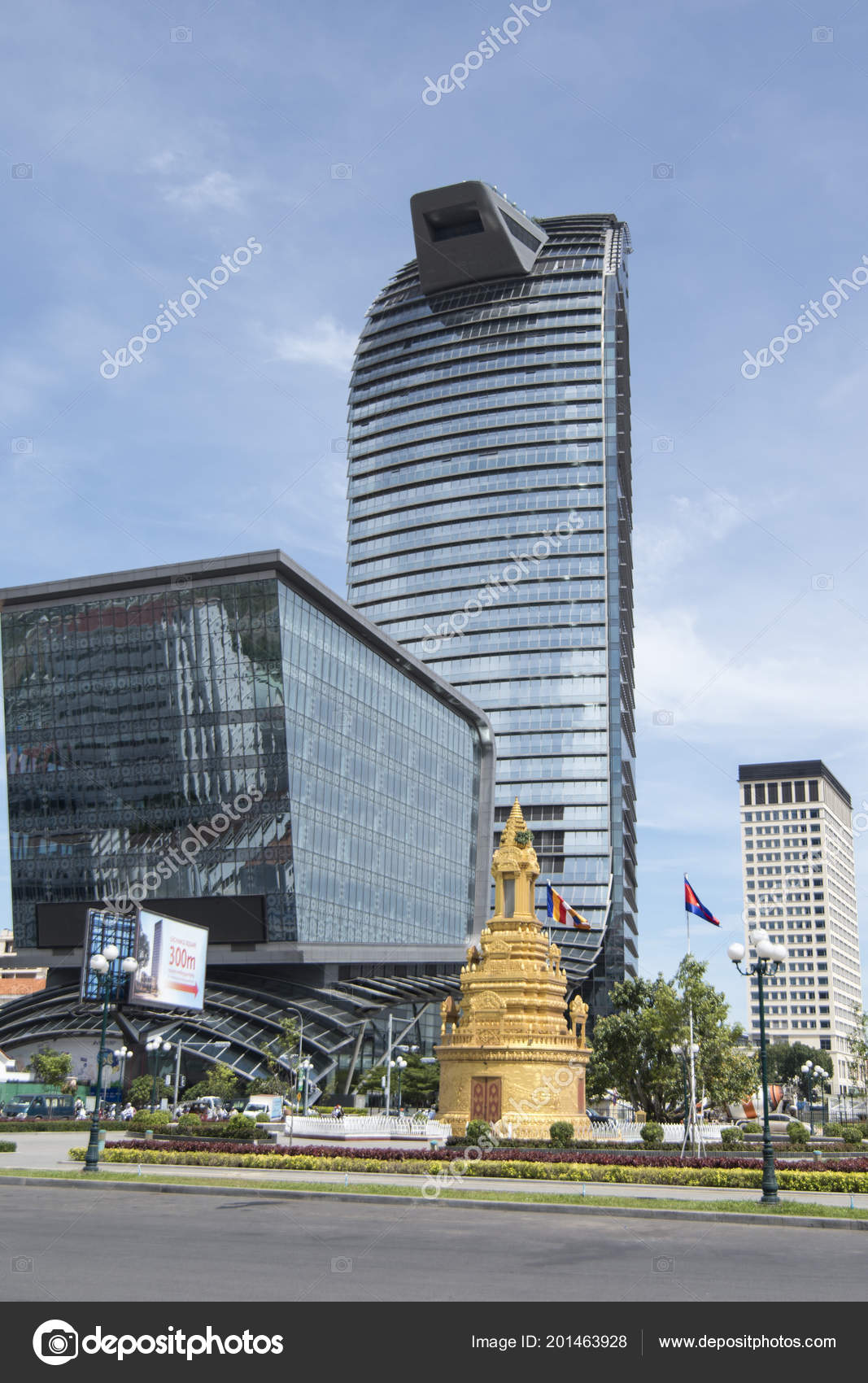 柬埔寨2017年12月16日金边火车站附近的Vattanac 资本大厦—— 库存社论照片© urf #201463928, image size:1067x1700