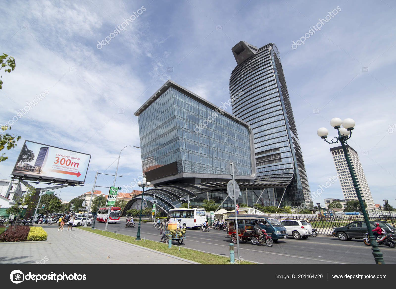 柬埔寨2017年12月16日金边火车站附近的Vattanac 资本大厦—— 库存社论照片© urf #201464720