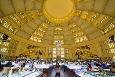 Phnom Penh, Kamboçya - Kasım, 2017: insanlar altın piyasası Clock Tower yakınındaki çalışma 