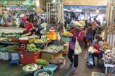 Phnom Penh, Kamboçya - Kasım, 2017: sebze, Balık Pazarı Psar Thmei Market satış insanlar