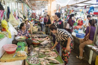 Phnom Penh, Kamboçya - Kasım, 2017: Psar Thmei markette taze balık satan insanlar 