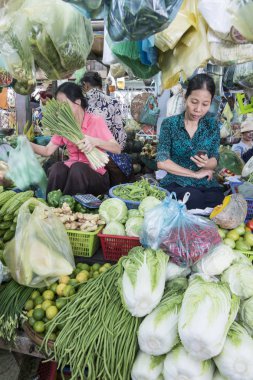 Kamboçya, Phnom Penh, 16 Aralık 2017: kadın Merkezi Pazar veya Psar Thmei Pazar balık pazarında