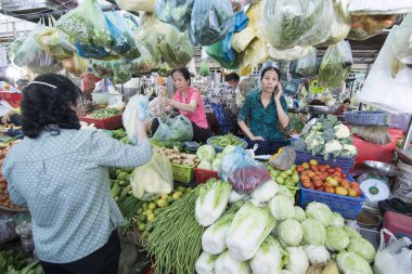 Kamboçya, Phnom Penh, 16 Aralık 2017: kadın Merkezi Pazar veya Psar Thmei Pazar balık pazarında