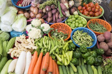 Psar Thmei Market içinde şehir Phnom Penh Kamboçya balık pazarında sebze