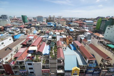 Phnom Penh, Kamboçya - 30 Kasım 2017: Merkezi Pazar Psar Thmei ile şehrin havadan görünümü 