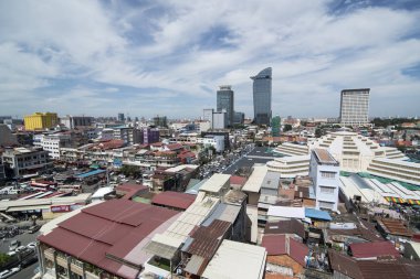 Phnom Penh, Kamboçya - 30 Kasım 2017: Merkezi Pazar Psar Thmei ile şehrin havadan görünümü 