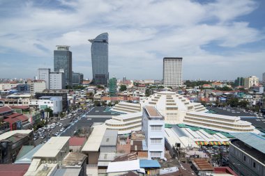 Phnom Penh, Kamboçya - 30 Kasım 2017: Merkezi Pazar Psar Thmei ile şehrin havadan görünümü 
