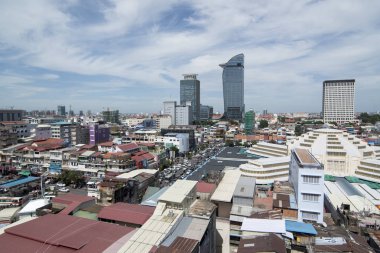 Phnom Penh, Kamboçya - 30 Kasım 2017: Merkezi Pazar Psar Thmei ile şehrin havadan görünümü 