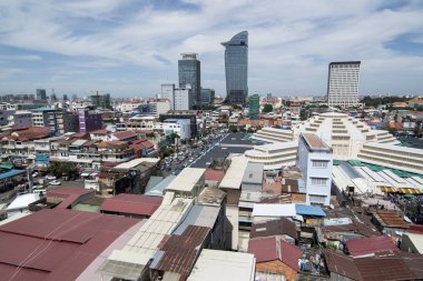 Phnom Penh, Kamboçya - 30 Kasım 2017: Merkezi Pazar Psar Thmei ile şehrin havadan görünümü 