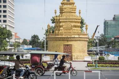 Kamboçya, Phnom Penh - 16 Aralık 2017: Phnom Penh Tren garının yakınında eski Buda Stuupa 