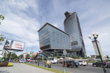 Kamboçya, Phnom Penh - 16 Aralık 2017: Vattanac Capital Tower Phnom Penh Tren garının yakınında 