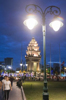 Kamboçya, Phnom Penh - 16 Aralık 2017: Sihanouk Boulevard Bağımsızlık Anıtı
